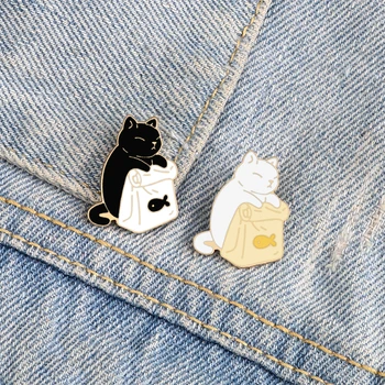 Drăguț Alb Negru Pisici Email Ace Uscate de Pește Sac Brosa de Desene animate de Animale Insigne Denim Pin Rever Bijuterii Cadou pentru Copii Mai buni Prieteni